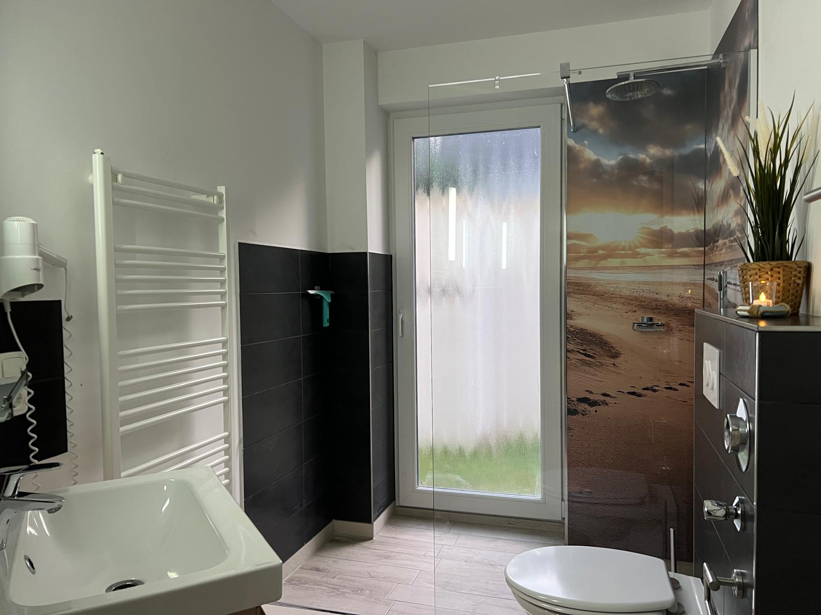 Badezimmer mit ebenerdiger und großer Dusche