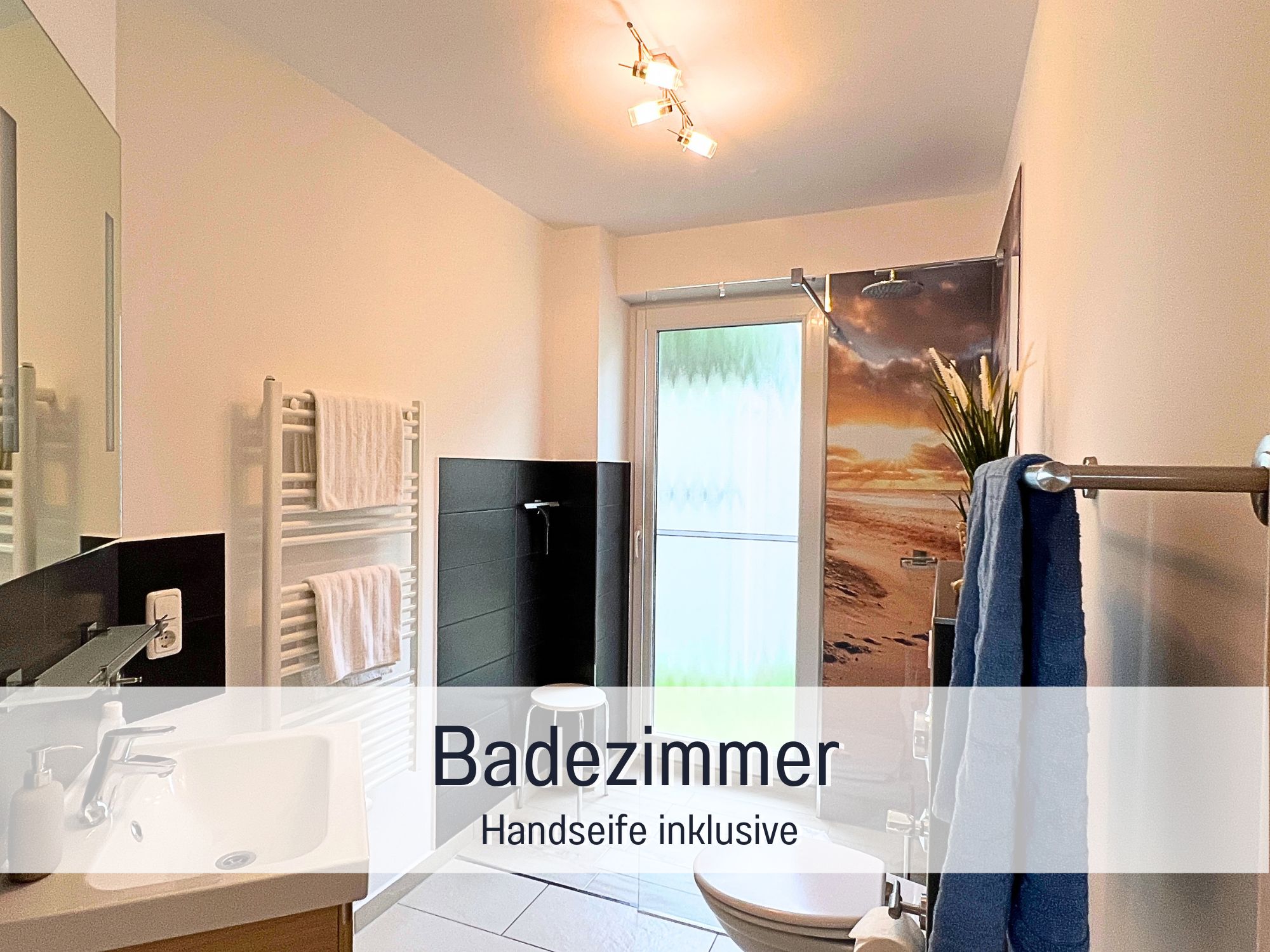 Badezimmer mit ebenerdiger und großer Dusche