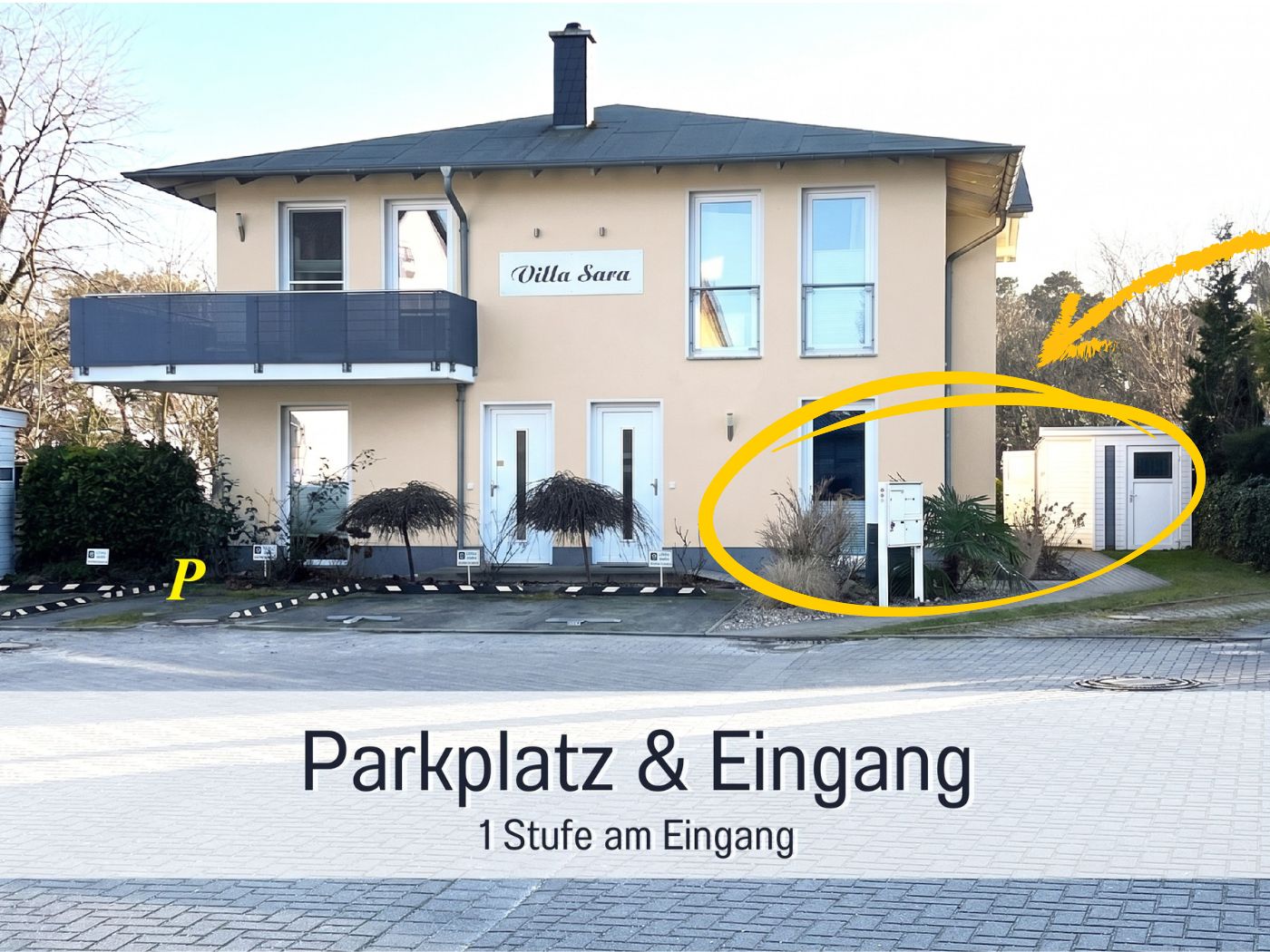 Vorder Ansicht mit markierung vom Parkplatz und Eingangsbereich