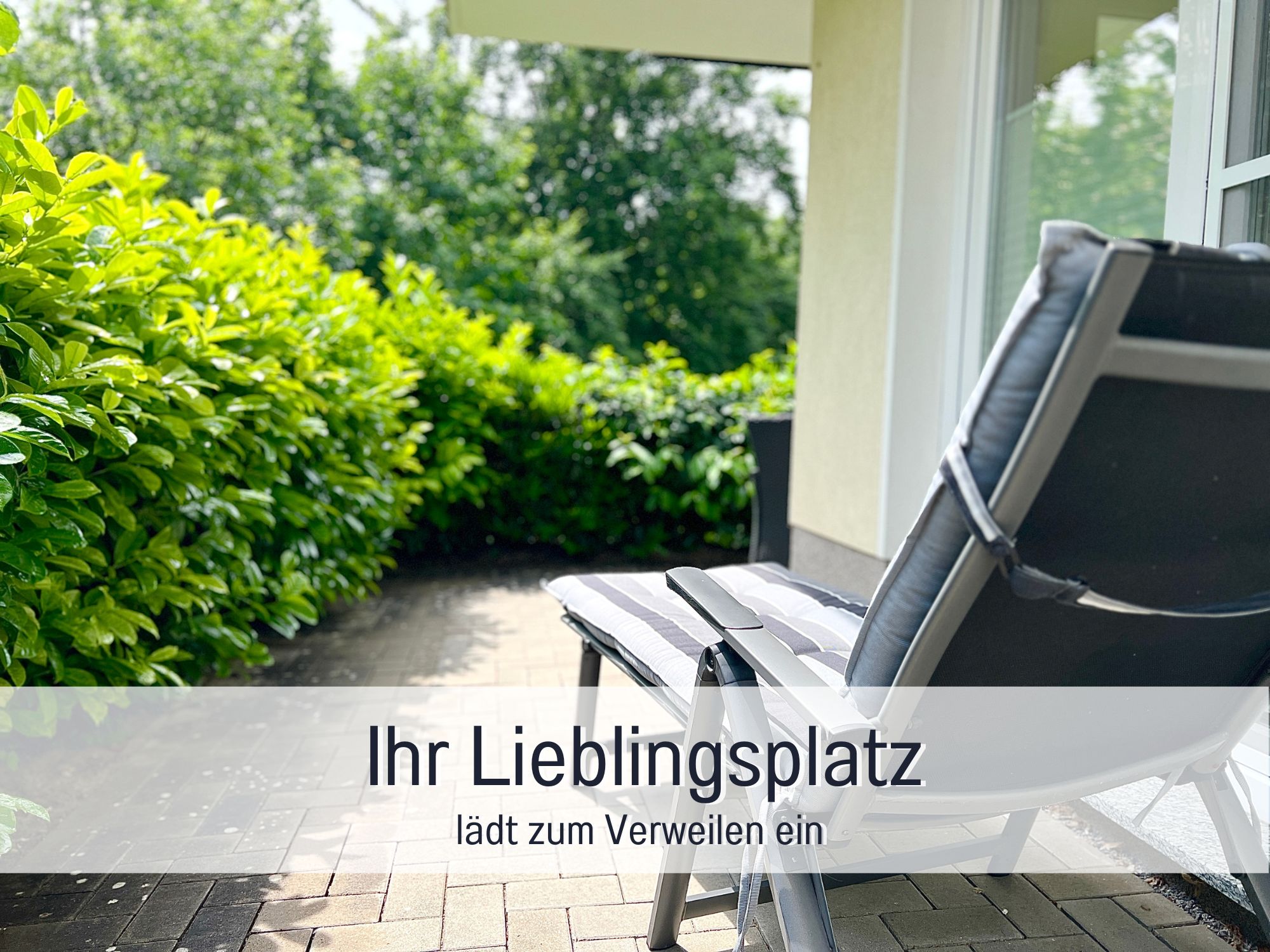 Terasse mit gemütlicher Sitzmöglichkeit