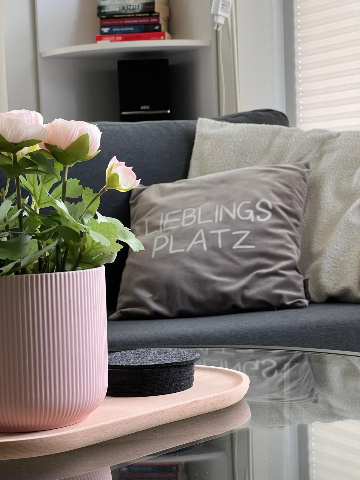 Gemütliches Sofa im Wohnzimmer